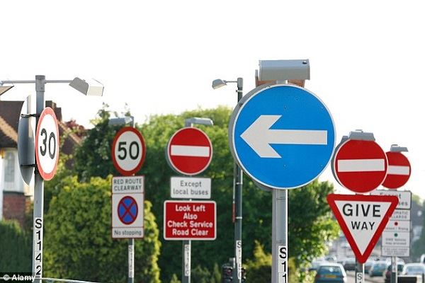¿Es imprescindible el material reflectante para la cara de la señal de tráfico?
